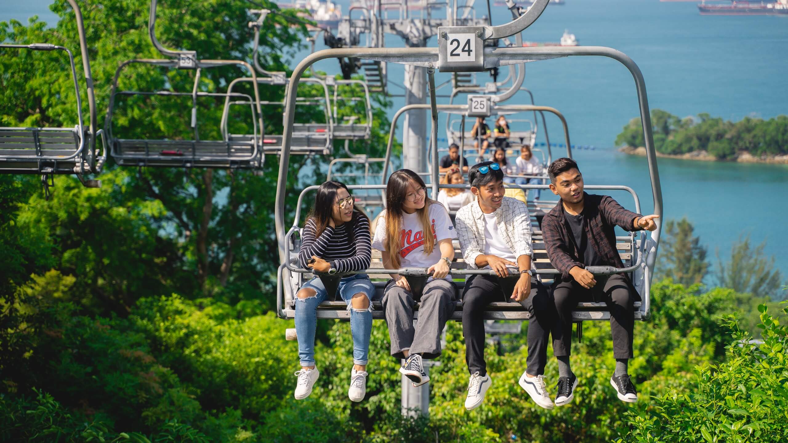 Skyline-Luge-Singapore_friends-ride-the-skyride-charilift_L